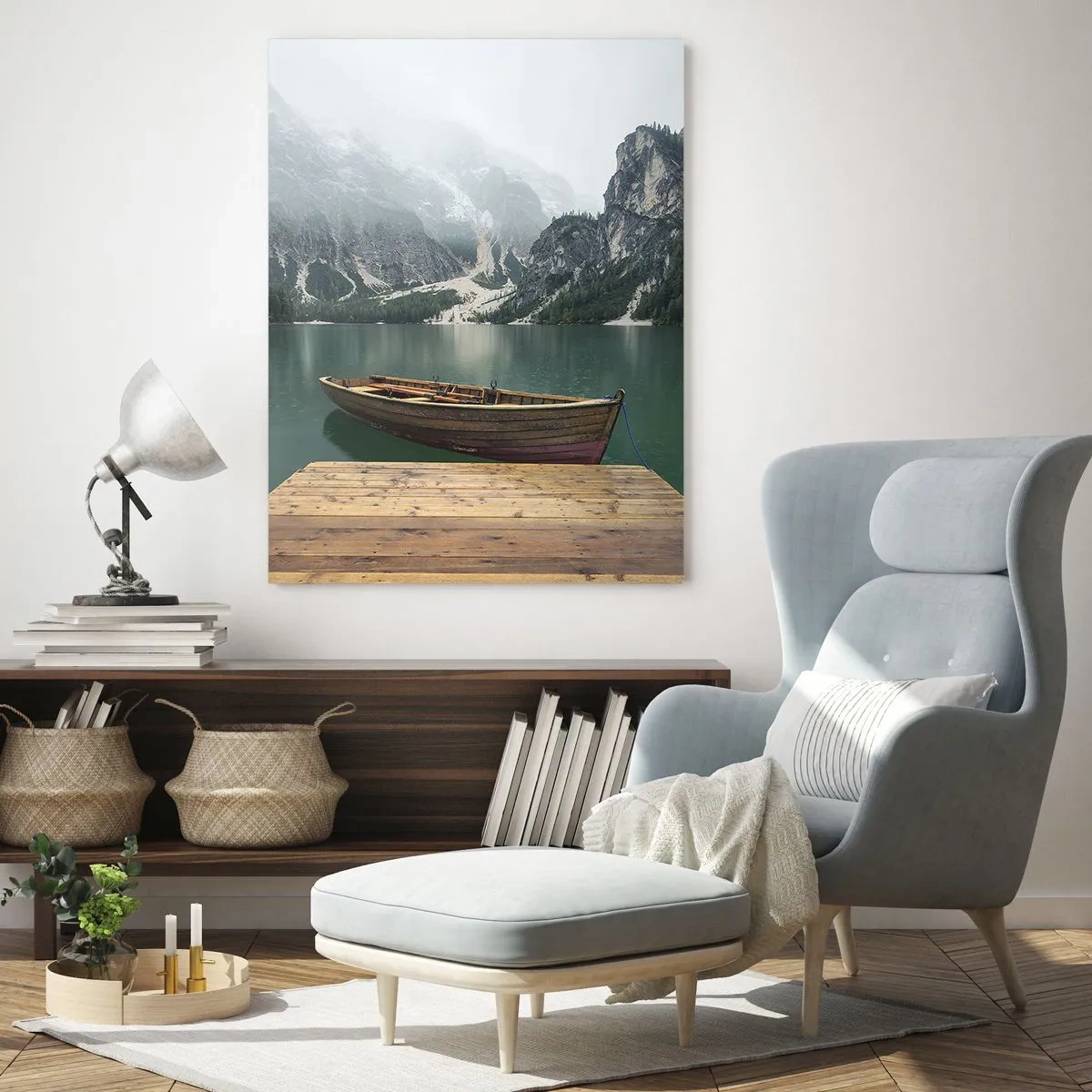 Glasbild - Bild auf glas - Ein Boot an den Anlegestellen auf einem See in einer bergigen Landschaft mit Nebel - 50x70cm - Und die stolzen Felsen der Stirn - Moderne Wanddekoration für Wohnzimmer und Schlafzimmer ARTTOR