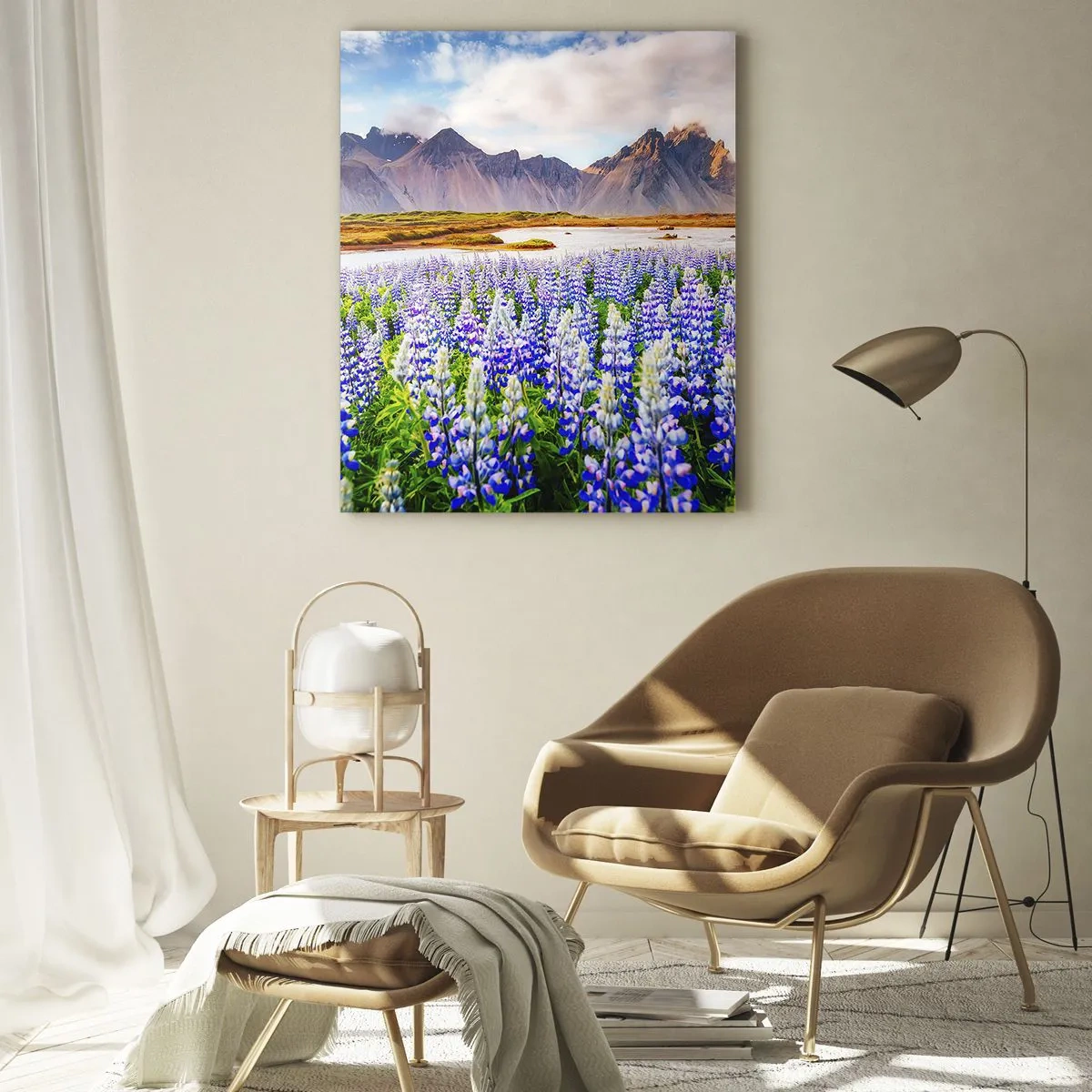 Glasbild - Bild auf glas - Blumen in einer Berglandschaft mit malerischem Himmel - 80x120cm - Kraft und Strenge neben Sanftmut - Moderne Wanddekoration für Wohnzimmer und Schlafzimmer ARTTOR