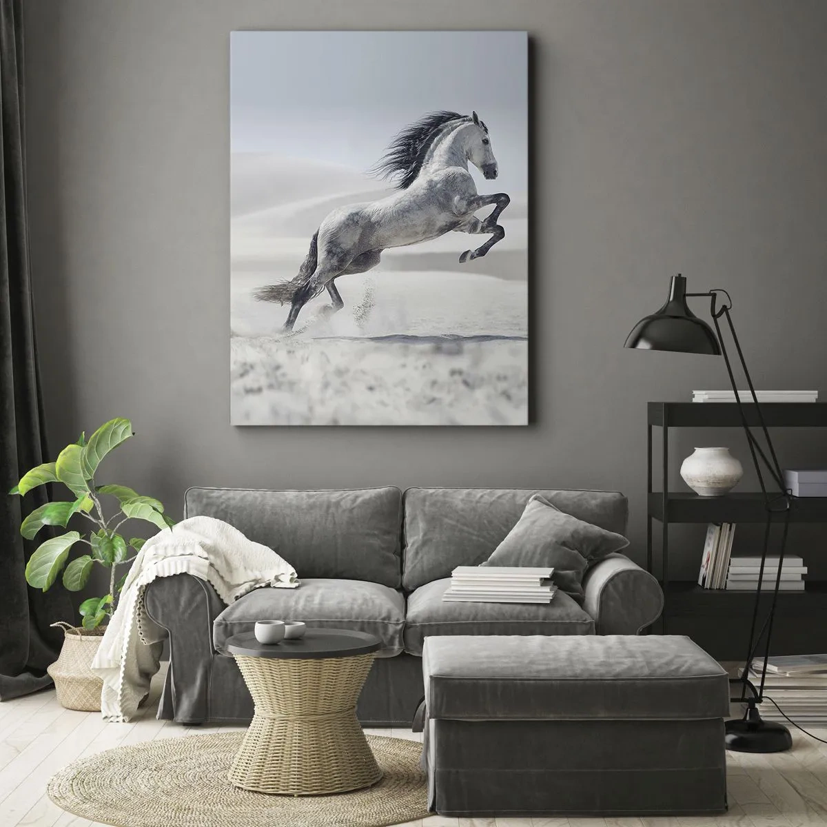 Bild auf Leinwand - Leinwandbild - Ein weißes Pferd galoppiert vor der Kulisse der Wüstendünen - 50x70cm - Arabischer Prinz - Moderne Wanddekoration für Wohnzimmer und Schlafzimmer ARTTOR