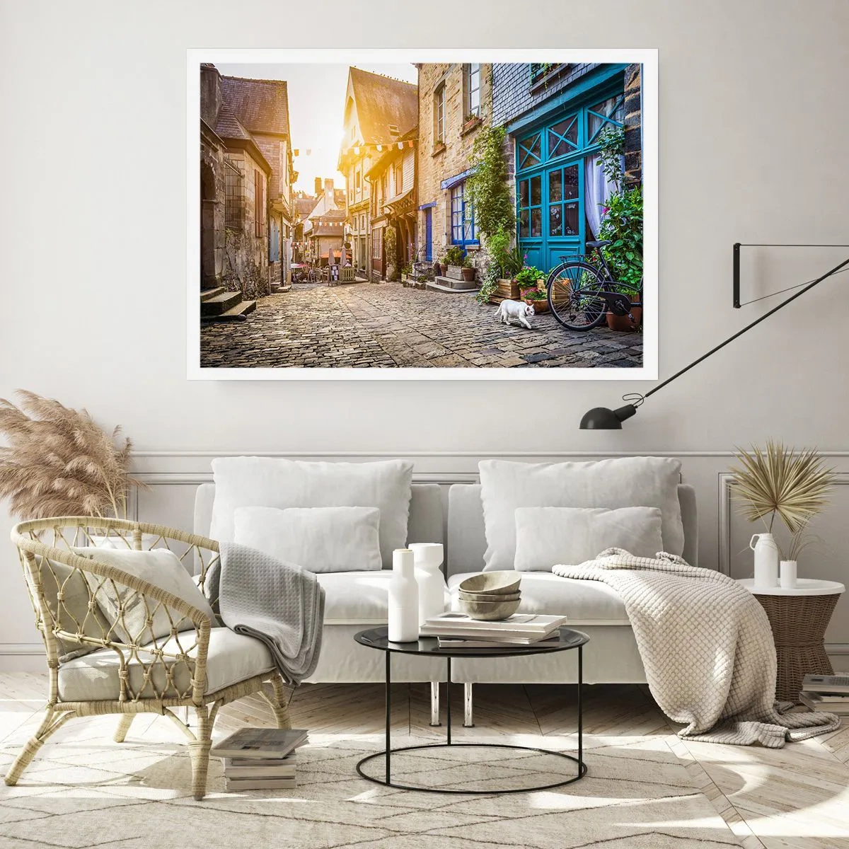 Poster - Eine charmante Straße mit Steinpflaster im Sonnenlicht - 100x70cm - Der weiße Geist der Stadt - Moderne Wanddekoration für Wohnzimmer und Schlafzimmer ARTTOR