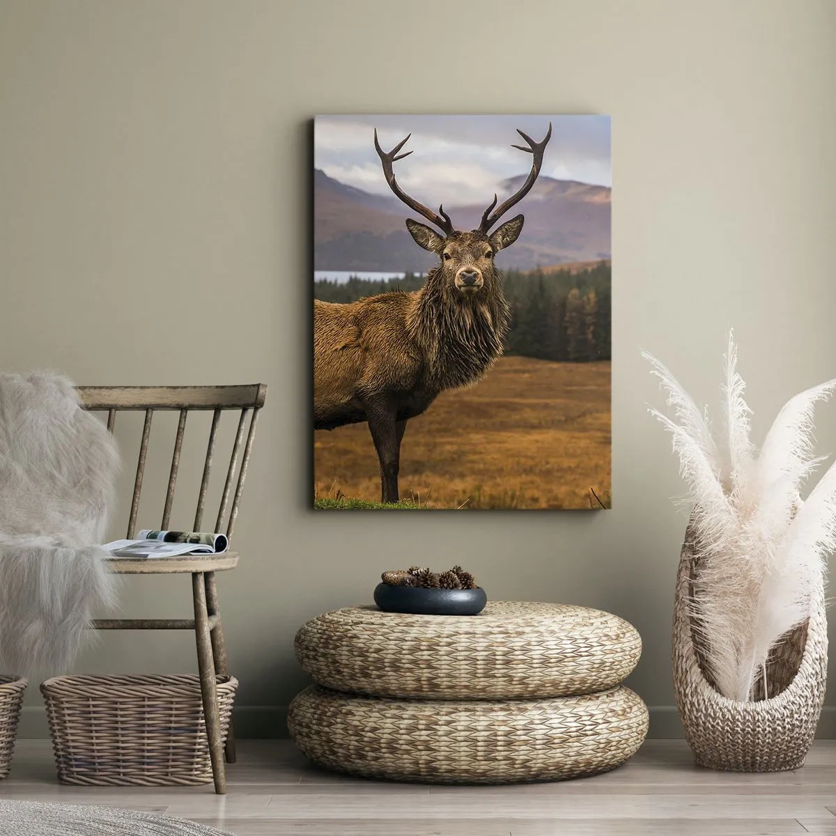 Bild auf Leinwand - Leinwandbild - Ein Hirsch vor der Kulisse einer Berglandschaft mit Seen und Wäldern - 50x70cm - Die Majestät der Natur - Moderne Wanddekoration für Wohnzimmer und Schlafzimmer ARTTOR
