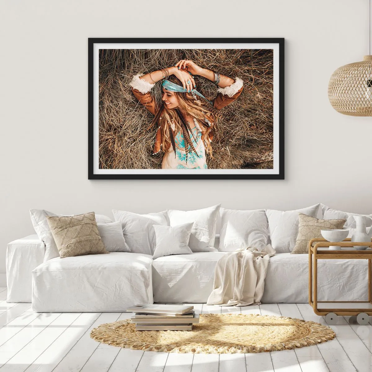 Poster in einem schwarzem Rahmen - Frau im Boho-Stil liegt auf Heu - 100x70cm - Auf dem Weg in den Sommer der Liebe - Moderne Wanddekoration für Wohnzimmer und Schlafzimmer ARTTOR