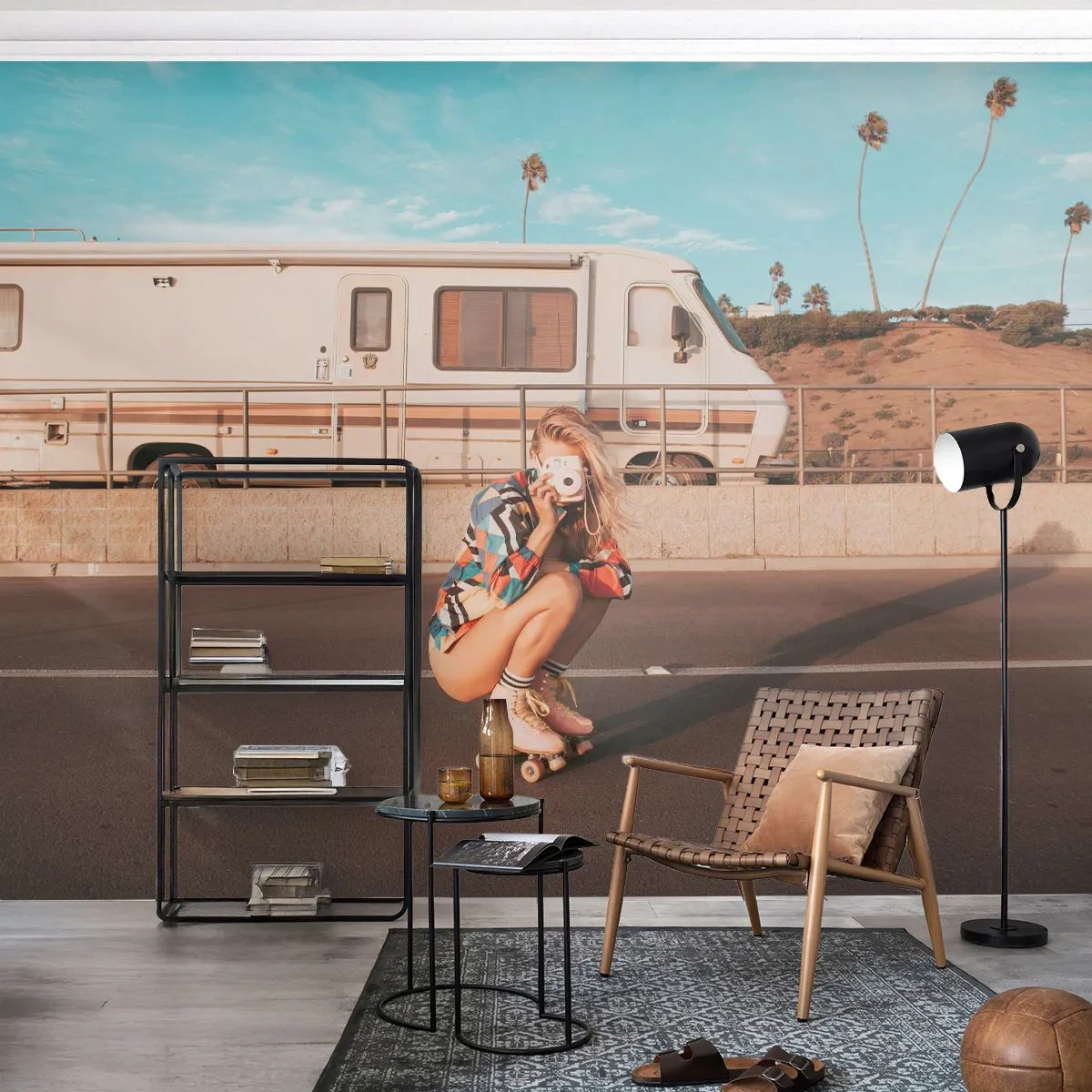 Fototapete Premium Sand - Ein Mädchen auf Rollschuhen mit einer Kamera vor einem Wohnmobil - 100x70cm - Lächel bitte! - Moderne Wanddekoration für Wohnzimmer und Schlafzimmer ARTTOR
