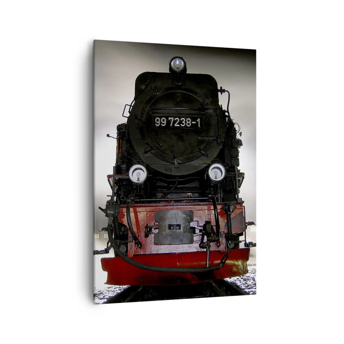 Bild auf Leinwand - Leinwandbild - Eine Dampflokomotive, umgeben von Dampf vor einem dunklen Himmel in einer stimmungsvollen Umgebung - 70x100cm - Er steht und keucht, seufzt und pustet - Moderne Wanddekoration für Wohnzimmer und Schlafzimmer ARTTOR