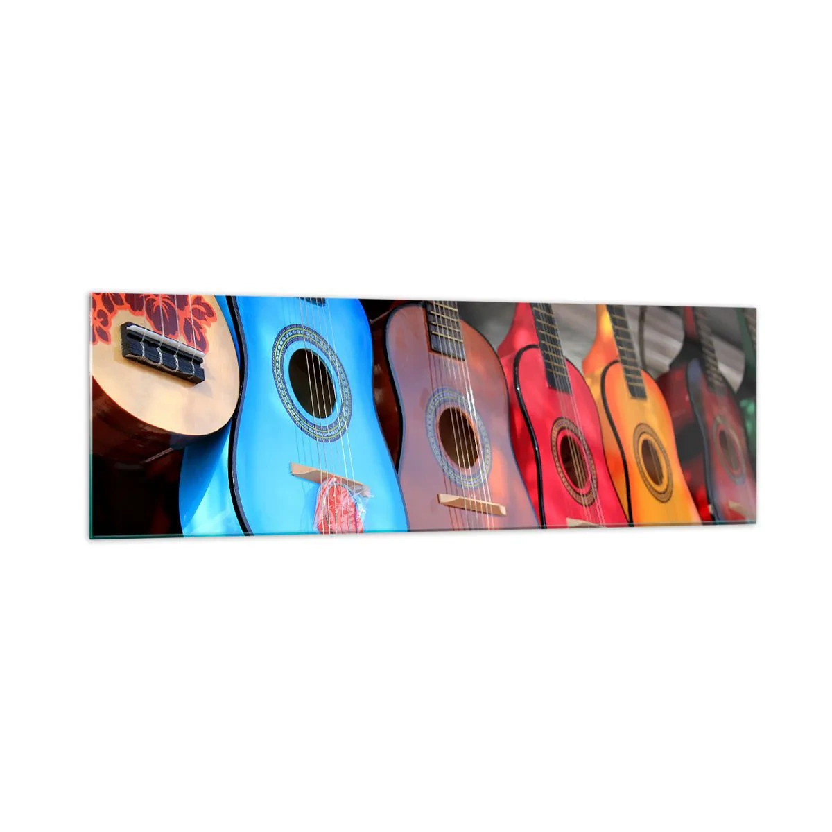 Glasbild - Bild auf glas - Bunte Akustikgitarren hängen in einer Reihe auf dem Display - 160x50cm - Lateinische Atmosphäre - Moderne Wanddekoration für Wohnzimmer und Schlafzimmer ARTTOR