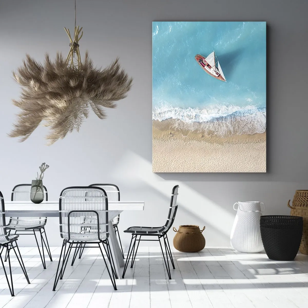 Bild auf Leinwand - Leinwandbild - Eine Vogelperspektive auf ein Boot am Strand - 50x70cm - An der Grenze von Blau und Gold - Moderne Wanddekoration für Wohnzimmer und Schlafzimmer ARTTOR