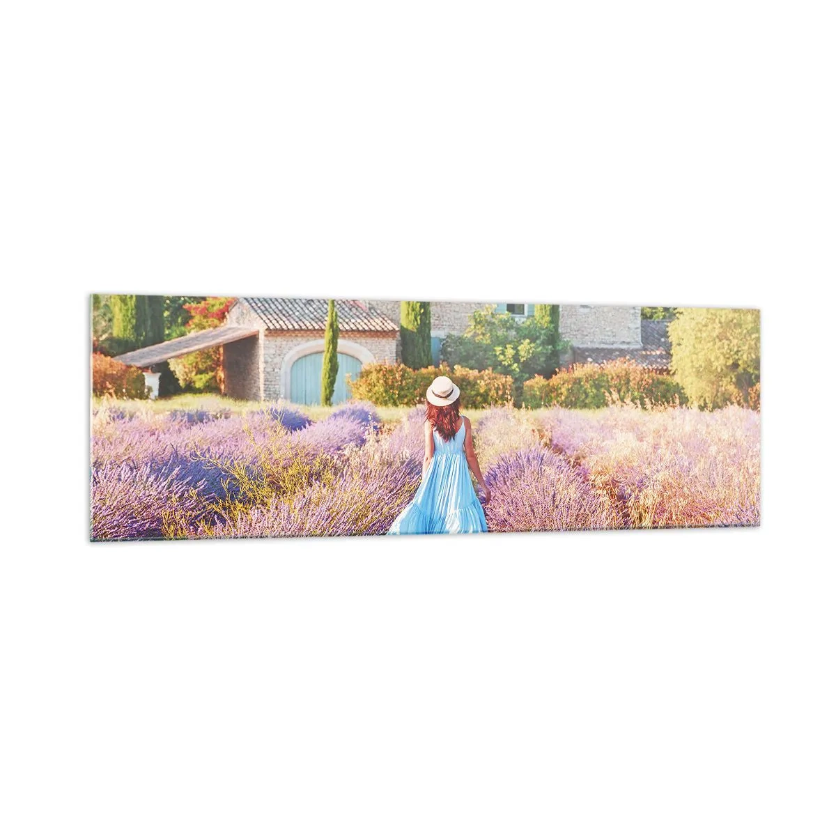 Glasbild - Bild auf glas - Eine Frau in einem blauen Kleid geht durch ein Lavendelfeld mit Blick auf ein Haus. - 160x50cm - Lavendel Mädchen - Moderne Wanddekoration für Wohnzimmer und Schlafzimmer ARTTOR