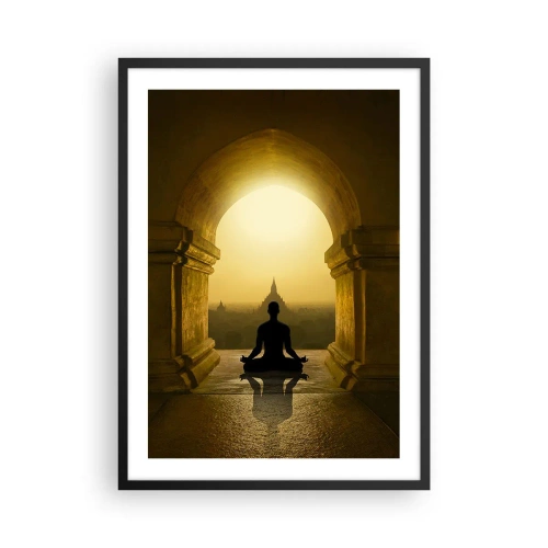 Poster in einem schwarzem Rahmen - Eine meditierende Figur im Bogen eines Tempels vor dem Hintergrund der aufgehenden Sonne - 50x70cm - Vollkommene Harmonie - Moderne Wanddekoration für Wohnzimmer und Schlafzimmer ARTTOR