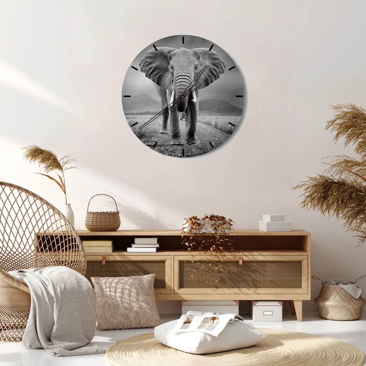 Wanduhr - Glasuhr - Ein afrikanischer Elefant vor einem Savannenhintergrund in Grautönen. - 30x30cm - Der Gastgeber heißt willkommen - Moderne Wanddekoration für Wohnzimmer, Küche und Schlafzimmer ARTTOR