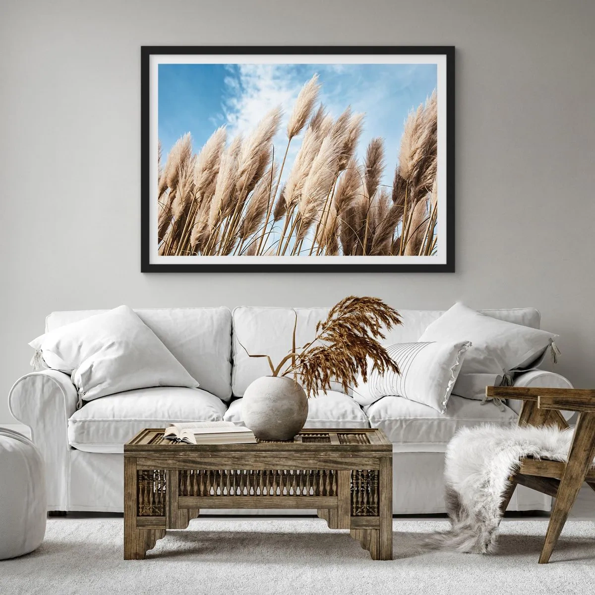Poster in einem schwarzem Rahmen - Zarte Pampasgräser vor blauem Himmel mit leichten Wolken - 70x50cm - Sonnige und windige Liebkosungen - Moderne Wanddekoration für Wohnzimmer und Schlafzimmer ARTTOR