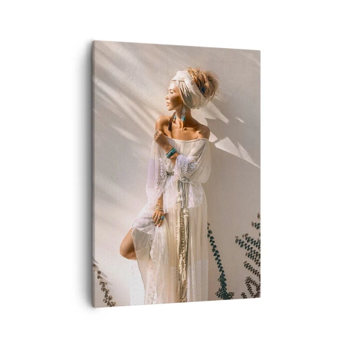 Bild auf Leinwand - Leinwandbild - Eine Frau im Boho-Stil, beleuchtet von den Sonnenstrahlen - 50x70cm - Die Sonne und das Mädchen - Moderne Wanddekoration für Wohnzimmer und Schlafzimmer ARTTOR