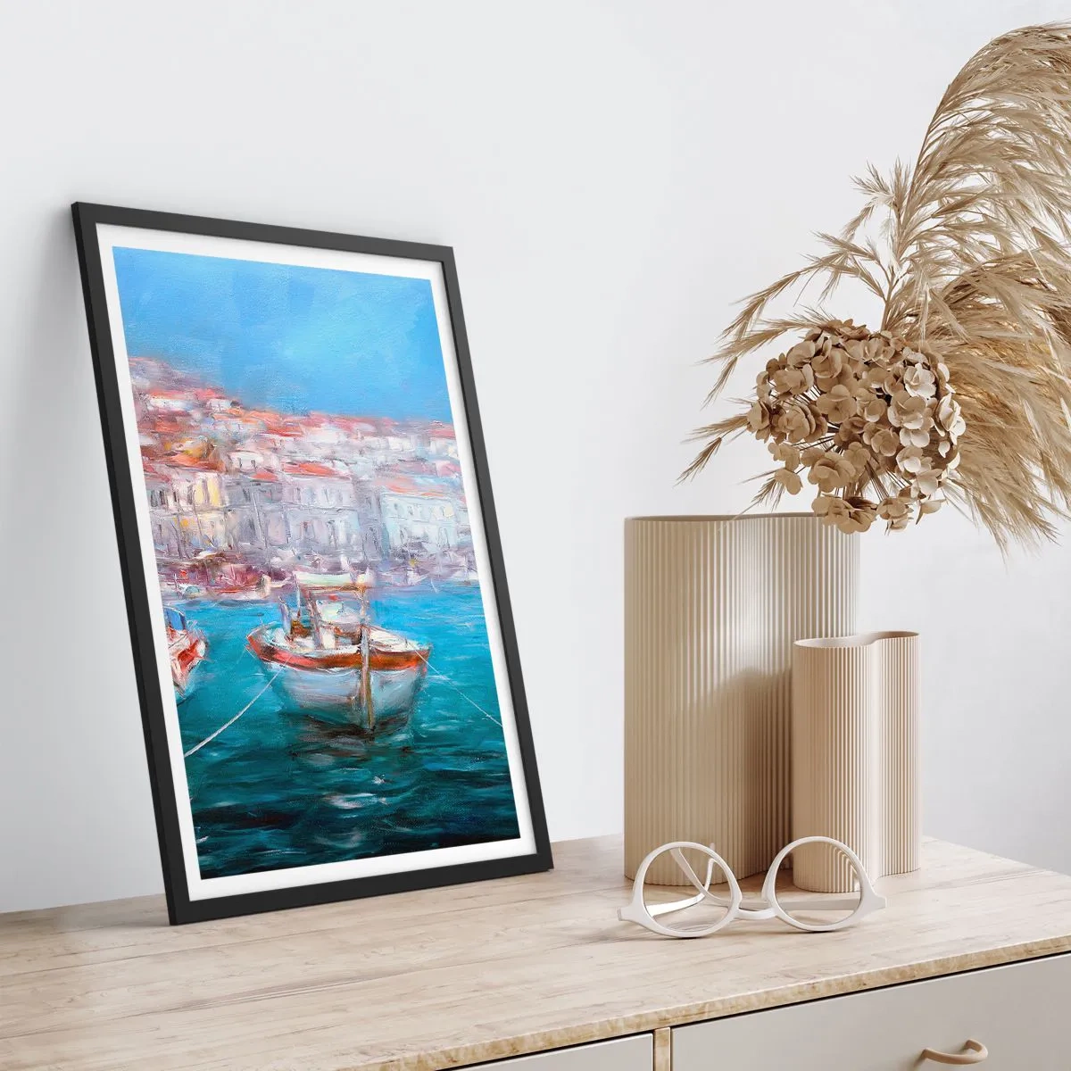 Poster in einem schwarzem Rahmen - Ein Boot im Hafen, mit Blick auf die Stadt - 50x70cm - Italienische Bucht - Moderne Wanddekoration für Wohnzimmer und Schlafzimmer ARTTOR