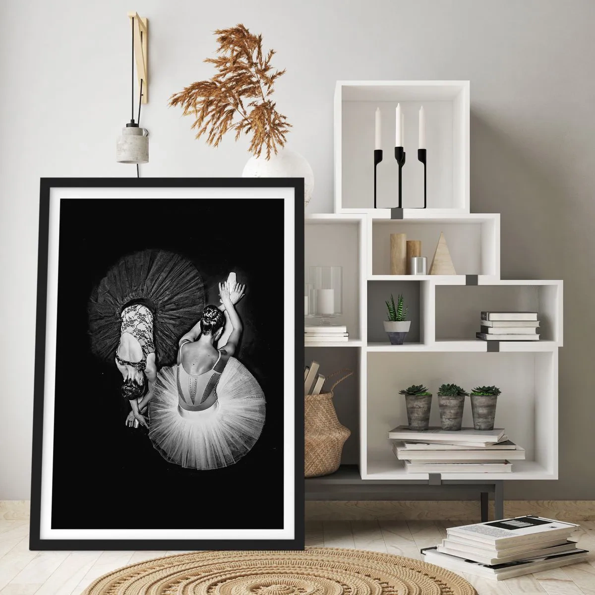 Poster in einem schwarzem Rahmen - Ballerinas in einer Schwarz-Weiß-Aufnahme von oben gesehen - 50x70cm - Jin und Jang – perfekte Balance - Moderne Wanddekoration für Wohnzimmer und Schlafzimmer ARTTOR
