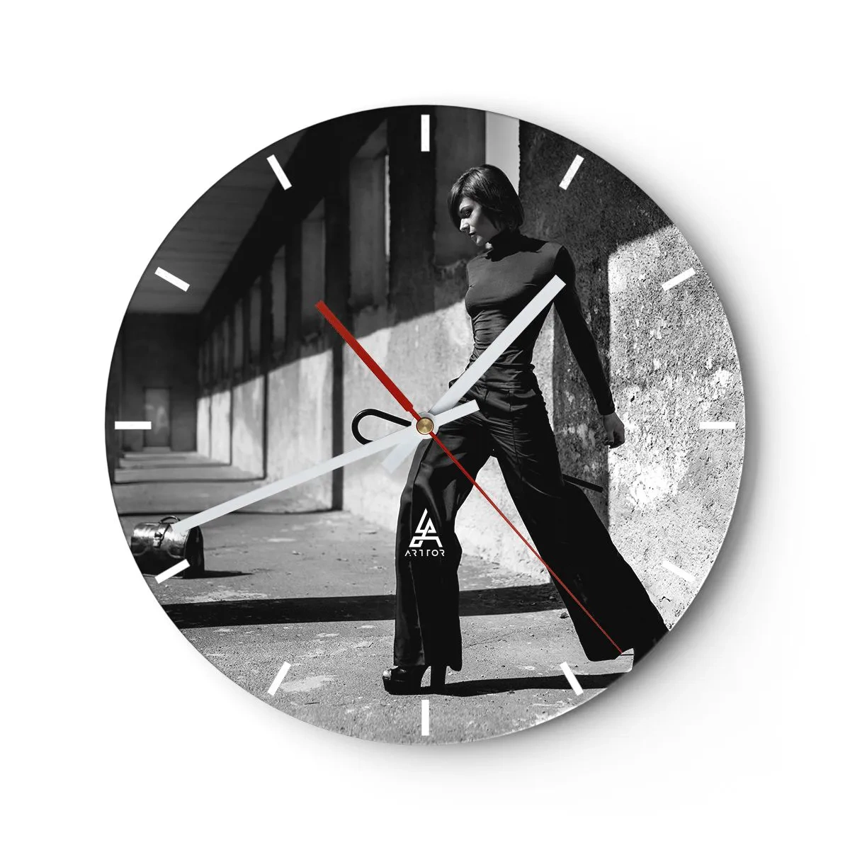 Wanduhr - Glasuhr - Schwarz-Weiß-Fotografie einer Frau in einem stilvollen Outfit in einem industriellen Umfeld. - 30x30cm - Urbane Eleganz - Moderne Wanddekoration für Wohnzimmer, Küche und Schlafzimmer ARTTOR