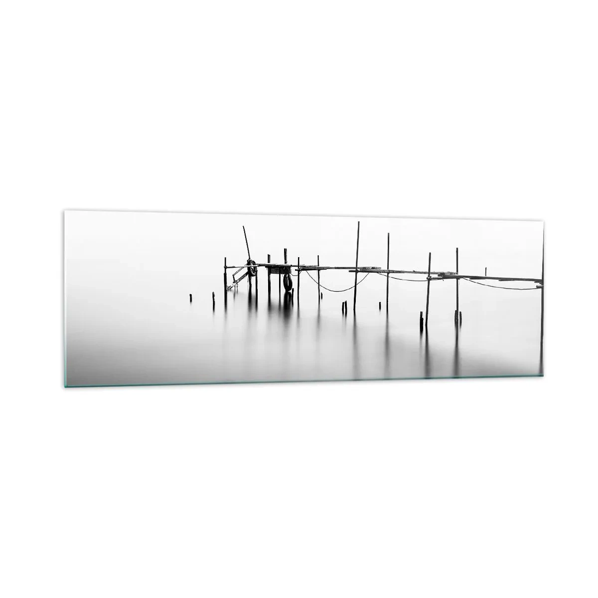 Glasbild - Bild auf glas - Ein schwarz-weißer Steg inmitten einer nebligen Landschaft - 160x50cm - Was ist, wenn es keine Welt gibt? - Moderne Wanddekoration für Wohnzimmer und Schlafzimmer ARTTOR