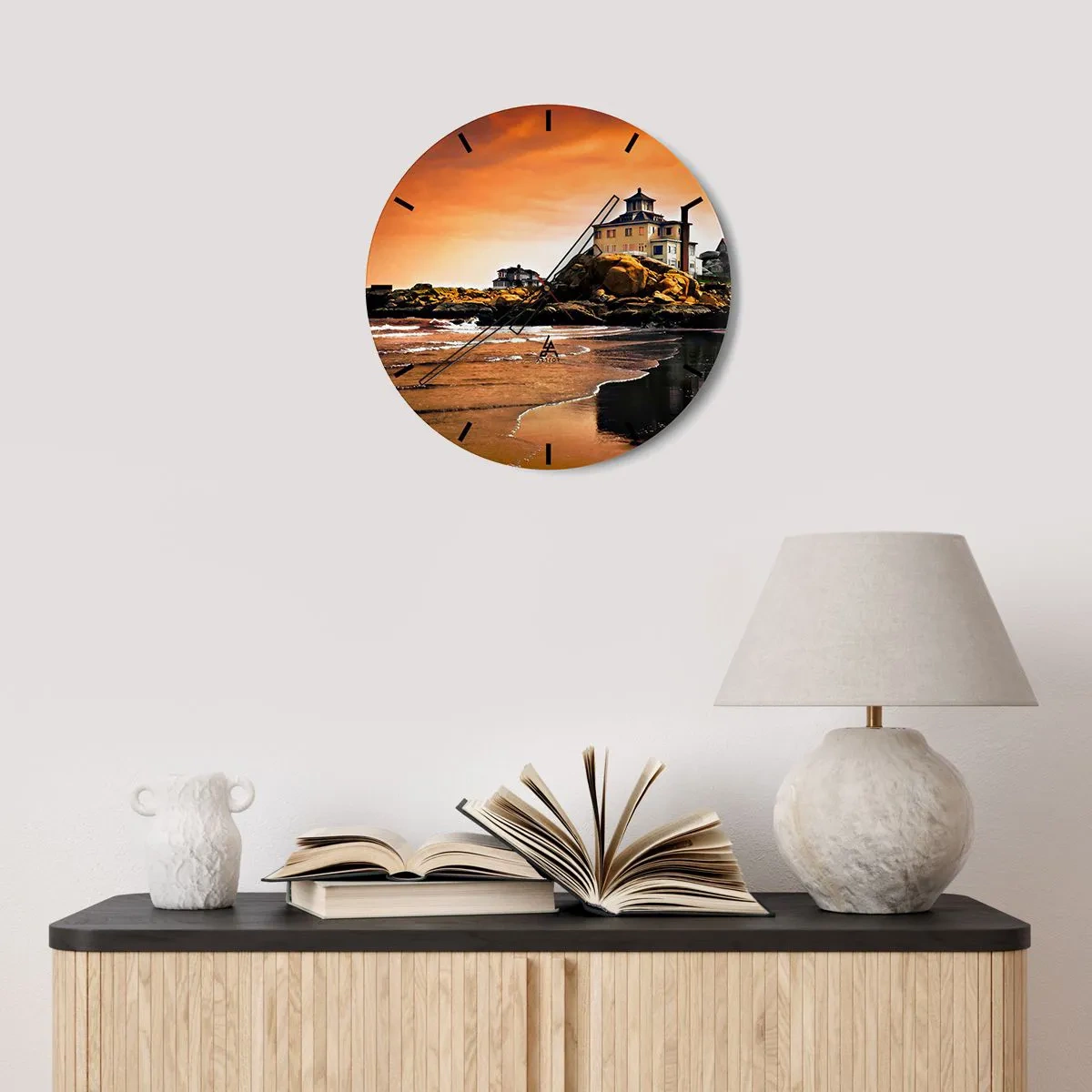 Wanduhr - Glasuhr - Ein Haus an einer felsigen Küste bei Sonnenuntergang - 30x30cm - Eleganz der Westküste - Moderne Wanddekoration für Wohnzimmer, Küche und Schlafzimmer ARTTOR