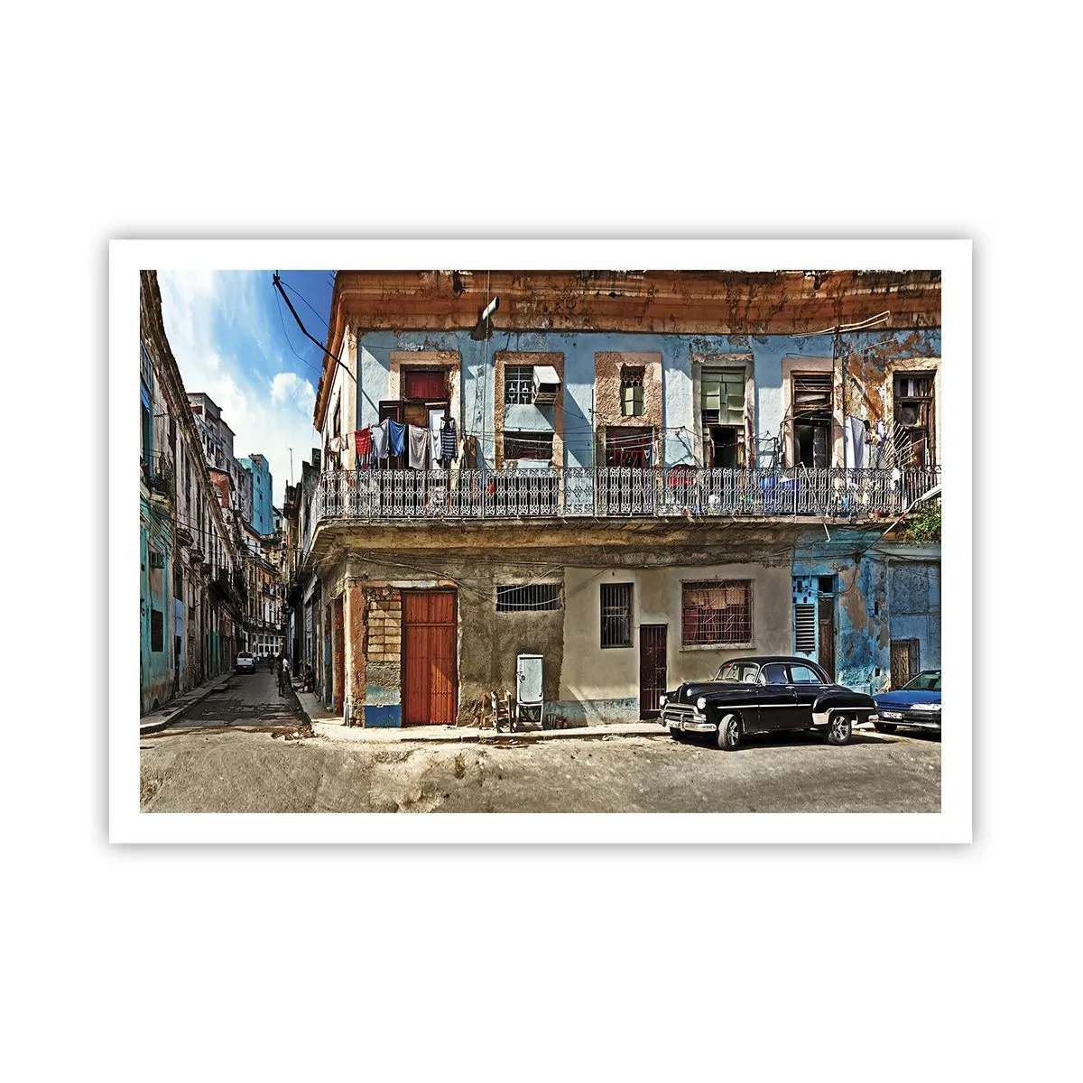 Poster - Bunte Mietshäuser und ein Oldtimer im Stadtbild - 100x70cm - Havanna-Stimmung - Moderne Wanddekoration für Wohnzimmer und Schlafzimmer ARTTOR