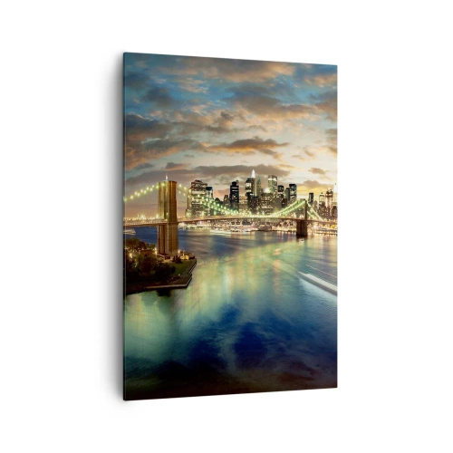 Bild auf Leinwand - Leinwandbild - Eine beleuchtete Brücke mit der Stadt im Hintergrund, deren Lichter sich im Wasser spiegeln. - 70x100cm - Ein heller Abend über Manhattan - Moderne Wanddekoration für Wohnzimmer und Schlafzimmer ARTTOR