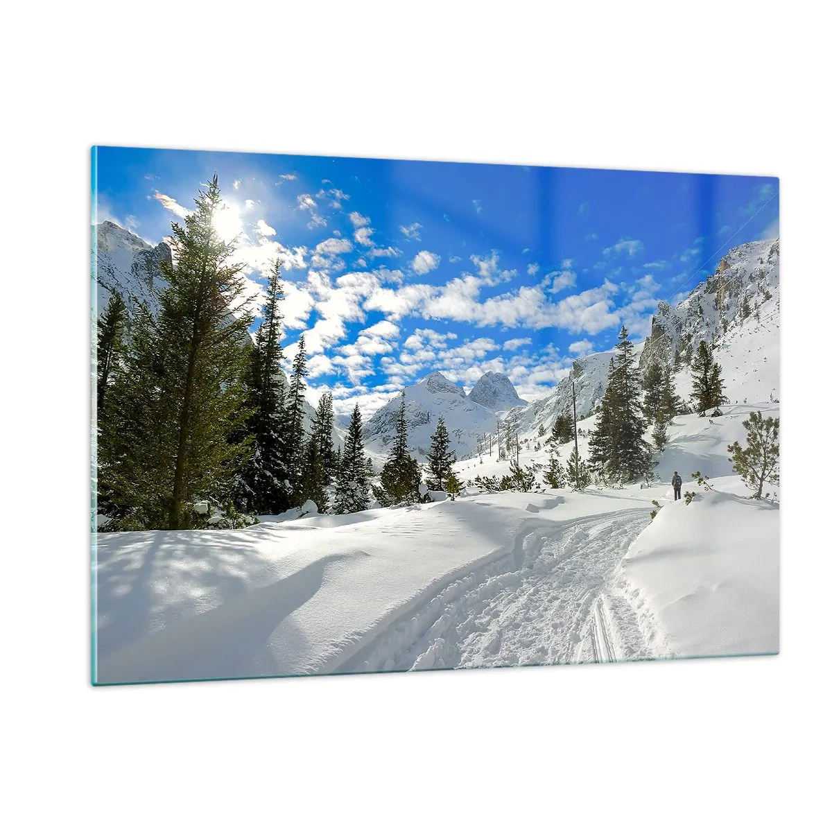 Glasbild - Bild auf glas - Winterliche Berglandschaft mit Wald und blauem Himmel - 120x80cm - Im Schnee und in der Sonne - Moderne Wanddekoration für Wohnzimmer und Schlafzimmer ARTTOR