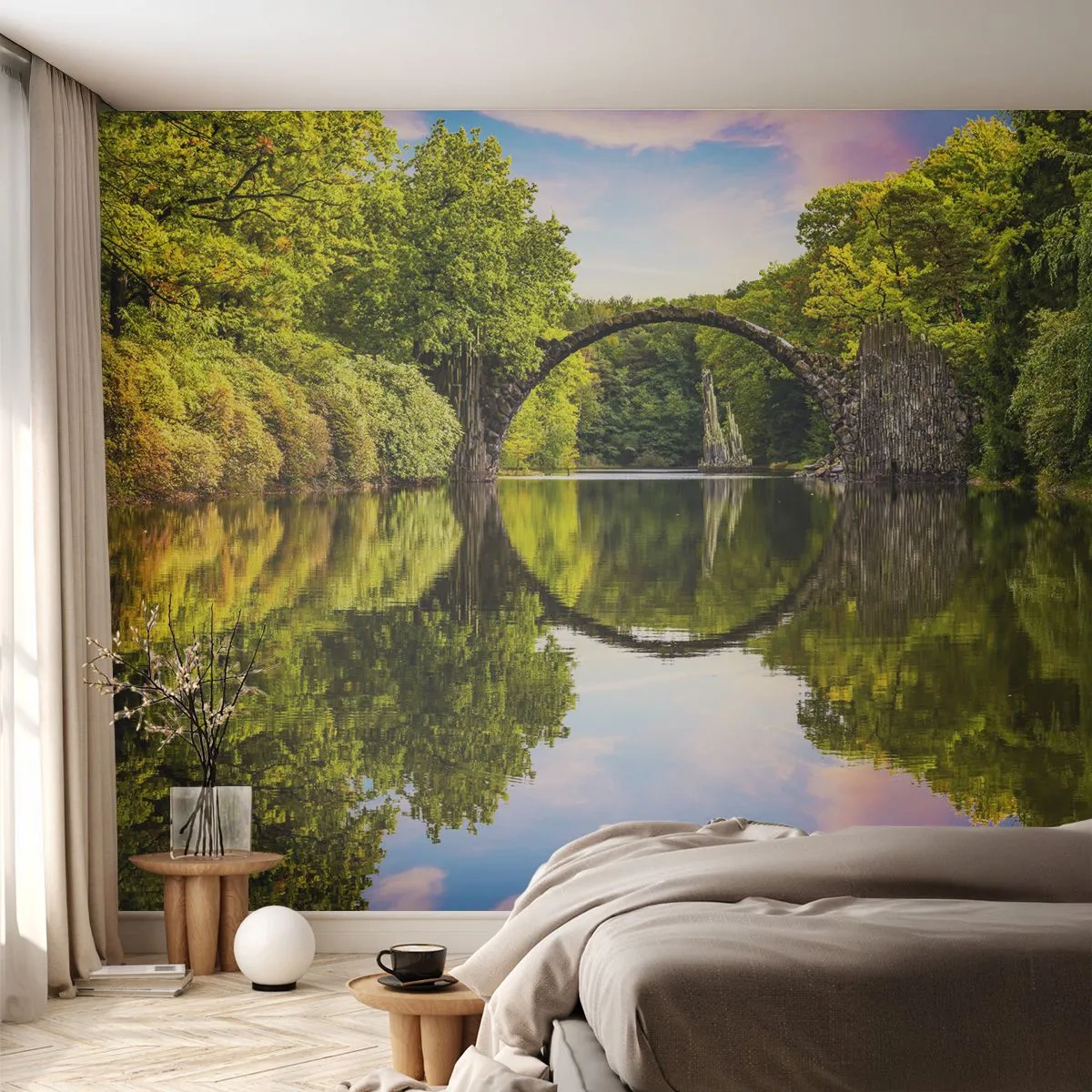 Fototapete Premium Sand - Eine Steinbrücke, die sich im Wasser spiegelt, umgeben von Grün - 100x70cm - An der Kreuzung zweier Welten - Moderne Wanddekoration für Wohnzimmer und Schlafzimmer ARTTOR