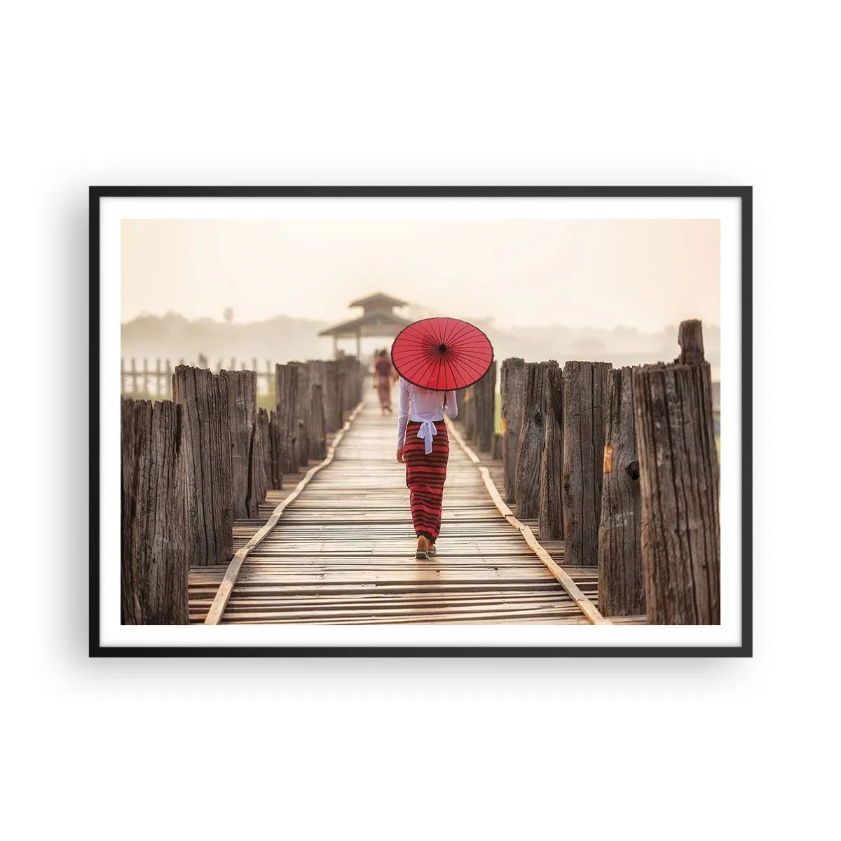 Poster in einem schwarzem Rahmen - Eine Frau mit einem roten Regenschirm auf einer Holzbrücke - 100x70cm - Auf der alten Brücke - Moderne Wanddekoration für Wohnzimmer und Schlafzimmer ARTTOR