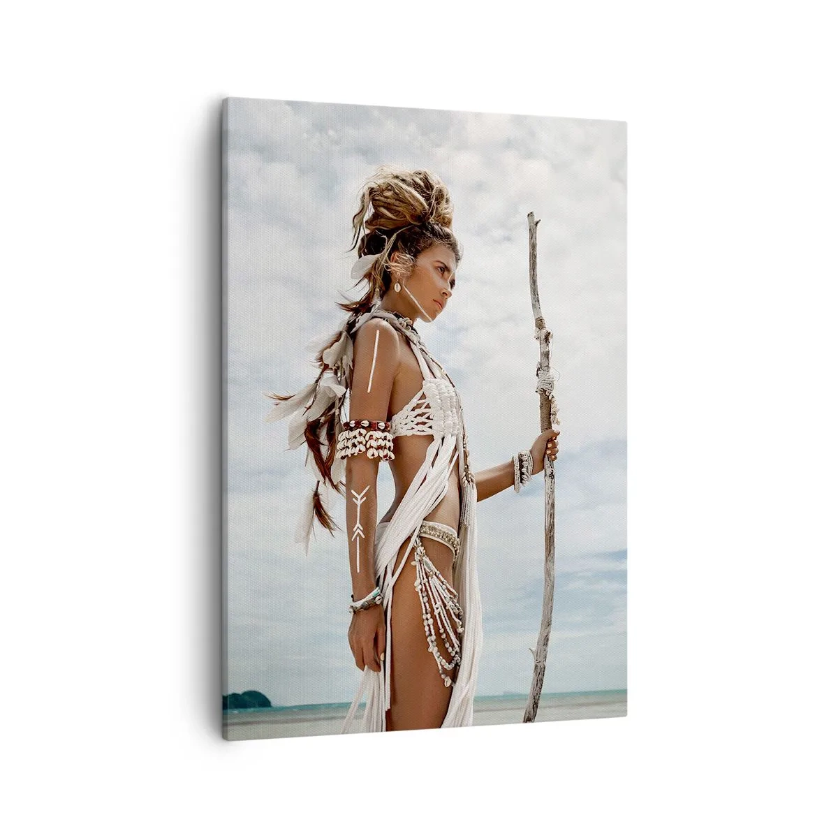 Bild auf Leinwand - Leinwandbild - Stilisierte Frau am Strand mit ethnischen Ornamenten und einem Stock - 50x70cm - Königin der Tropen - Moderne Wanddekoration für Wohnzimmer und Schlafzimmer ARTTOR