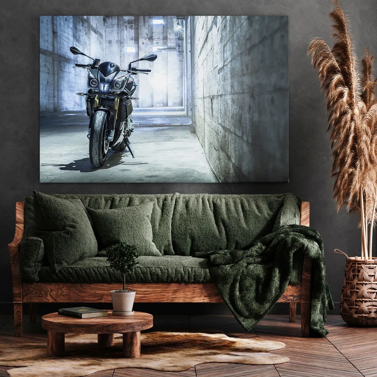 Bild auf Leinwand - Leinwandbild - Ein modernes Motorrad im industriellen Interieur - 120x80cm - Bevor der Motor brummt - Moderne Wanddekoration für Wohnzimmer und Schlafzimmer ARTTOR