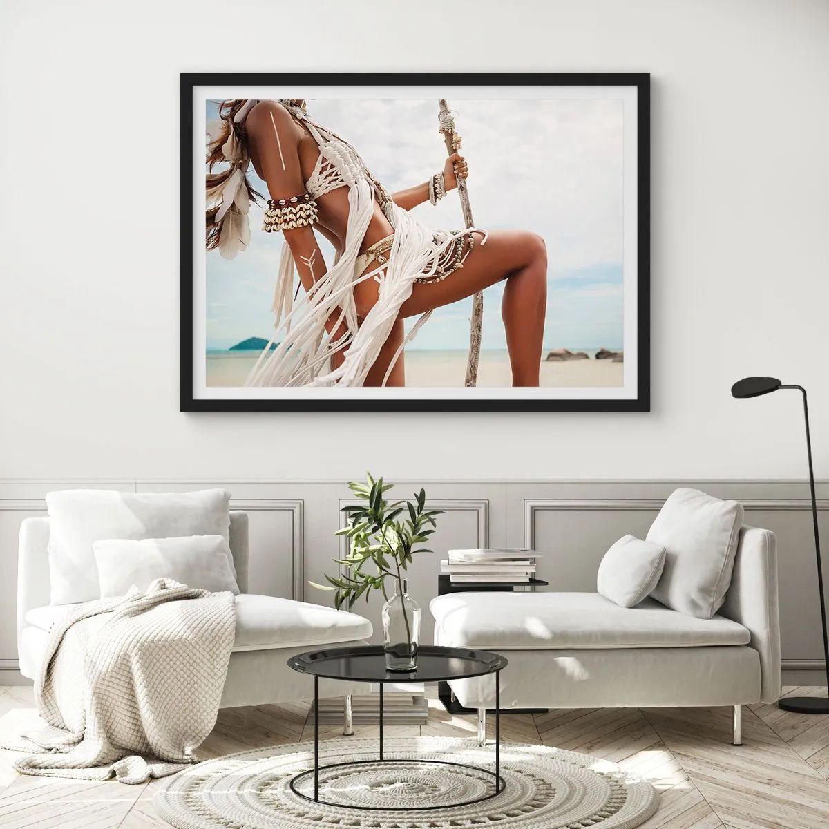 Poster in einem schwarzem Rahmen - Eine Frauenfigur mit ethnischen Ornamenten und Kleidung vor dem Hintergrund einer tropischen Landschaft. - 70x50cm - Eine Priesterin der Sonne - Moderne Wanddekoration für Wohnzimmer und Schlafzimmer ARTTOR