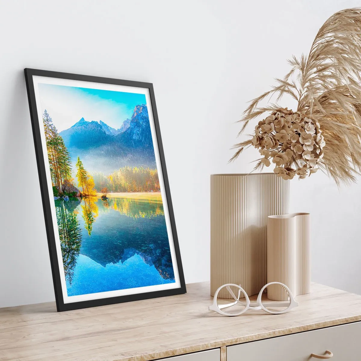 Poster in einem schwarzem Rahmen - Ein Bergsee, umgeben von Wald und Gipfeln, die sich im Wasser spiegeln - 50x70cm - Majestät und Süße - Moderne Wanddekoration für Wohnzimmer und Schlafzimmer ARTTOR