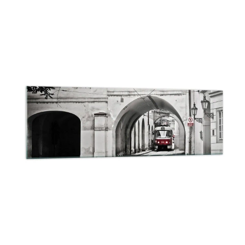 Glasbild - Bild auf glas - Eine schwarz-weiße Straßenbahn in einer historischen Stadtstraße - 160x50cm - Durch das Stadtlabyrinth - Moderne Wanddekoration für Wohnzimmer und Schlafzimmer ARTTOR