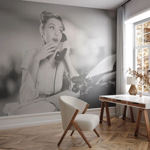 Fototapete Premium Sand - Stilvolle Retro-Frau an einer Schreibmaschine beim Telefonieren - 100x70cm - Hallo, wir sind in den 1950er Jahren. - Moderne Wanddekoration für Wohnzimmer und Schlafzimmer ARTTOR
