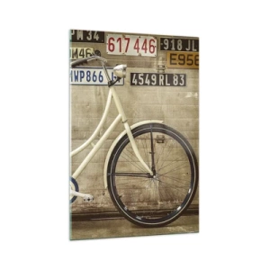 Glasbild - Bild auf glas - Ein Retro-Fahrrad vor einer mit Nummernschildern dekorierten Wand - 70x100cm - Keine Komplexe - Moderne Wanddekoration für Wohnzimmer und Schlafzimmer ARTTOR