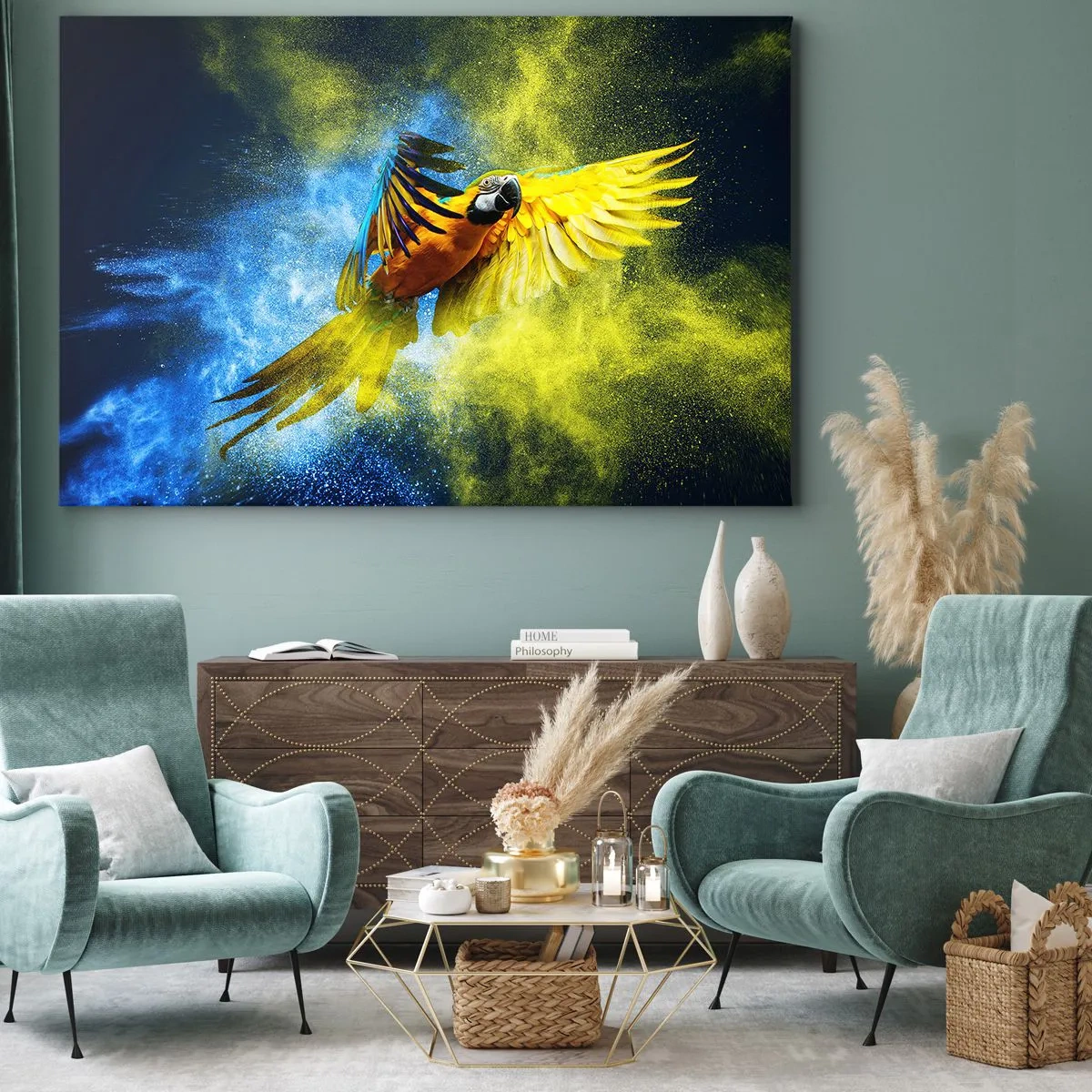 Bild auf Leinwand - Leinwandbild - Ein Papagei im Flug vor einem Hintergrund aus farbenfrohen Explosionen in Gelb und Blau. - 70x50cm - Im blauen und goldenen Staub - Moderne Wanddekoration für Wohnzimmer und Schlafzimmer ARTTOR