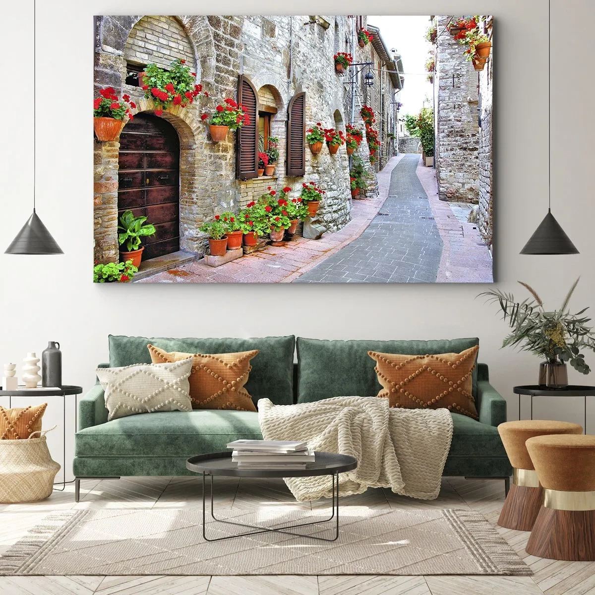 Bild auf Leinwand - Leinwandbild - Eine schmale Straße mit Steingebäuden, die mit Blumentöpfen geschmückt sind - 70x50cm - Italienische Atmosphäre - Moderne Wanddekoration für Wohnzimmer und Schlafzimmer ARTTOR