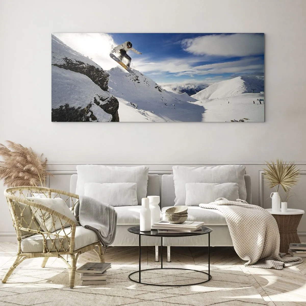 Glasbild - Bild auf glas - Ein Snowboarder springt von einer Klippe mit schneebedeckten Bergen im Hintergrund. - 160x50cm - Freiheit ohne Grenzen - Moderne Wanddekoration für Wohnzimmer und Schlafzimmer ARTTOR