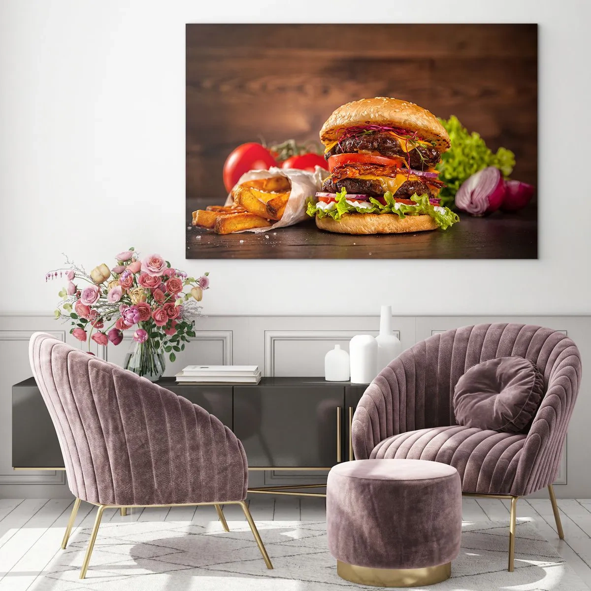 Glasbild - Bild auf glas - Saftiger Burger mit Toppings und Pommes auf Holzhintergrund - 70x50cm - Die verbotene Frucht - Moderne Wanddekoration für Wohnzimmer und Schlafzimmer ARTTOR