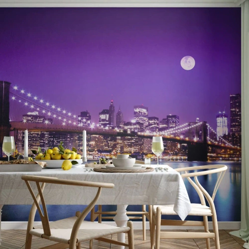 Selbstklebende Fototapete Deluxe Sticker - Die Lichter der Großstadt in Lila - Stadt, New York, Brooklyn Brücke - 100x70 cm