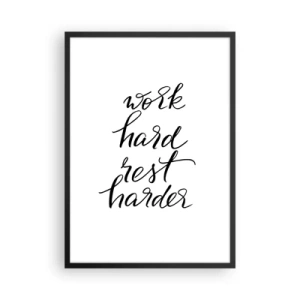 Poster in einem schwarzem Rahmen - Motivierende Inschrift „Work hard rest harder“ auf weißem Hintergrund - 50x70cm - Lebensbalance - Moderne Wanddekoration für Wohnzimmer und Schlafzimmer ARTTOR