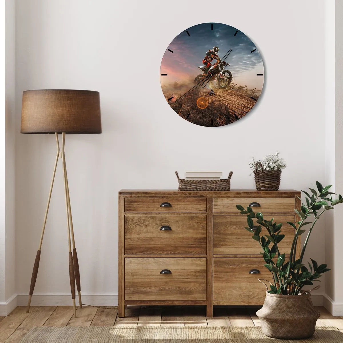 Wanduhr - Glasuhr - Motorradfahrer in der Wüste bei Sonnenuntergang - 30x30cm - Für den Sieg - Moderne Wanddekoration für Wohnzimmer, Küche und Schlafzimmer ARTTOR