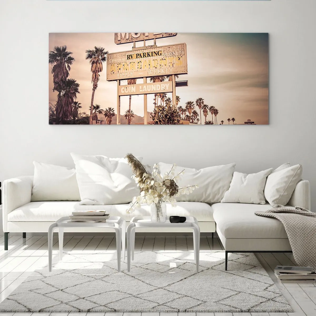 Glasbild - Bild auf glas - Retro-Motelschild, umgeben von Palmen - 140x50cm - Hier ist die Zeit stehen geblieben - Moderne Wanddekoration für Wohnzimmer und Schlafzimmer ARTTOR