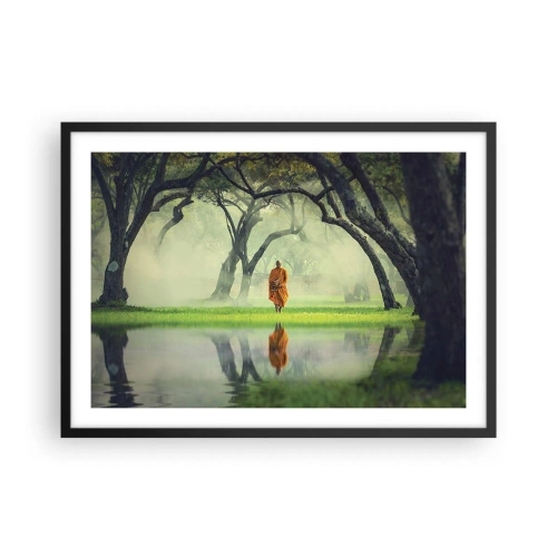 Poster in einem schwarzem Rahmen - Ein Mönch in einer orangefarbenen Robe in einem Wald mit nebligem Hintergrund und Spiegelung im Wasser. - 70x50cm - Auf dem Weg zur Erleuchtung - Moderne Wanddekoration für Wohnzimmer und Schlafzimmer ARTTOR