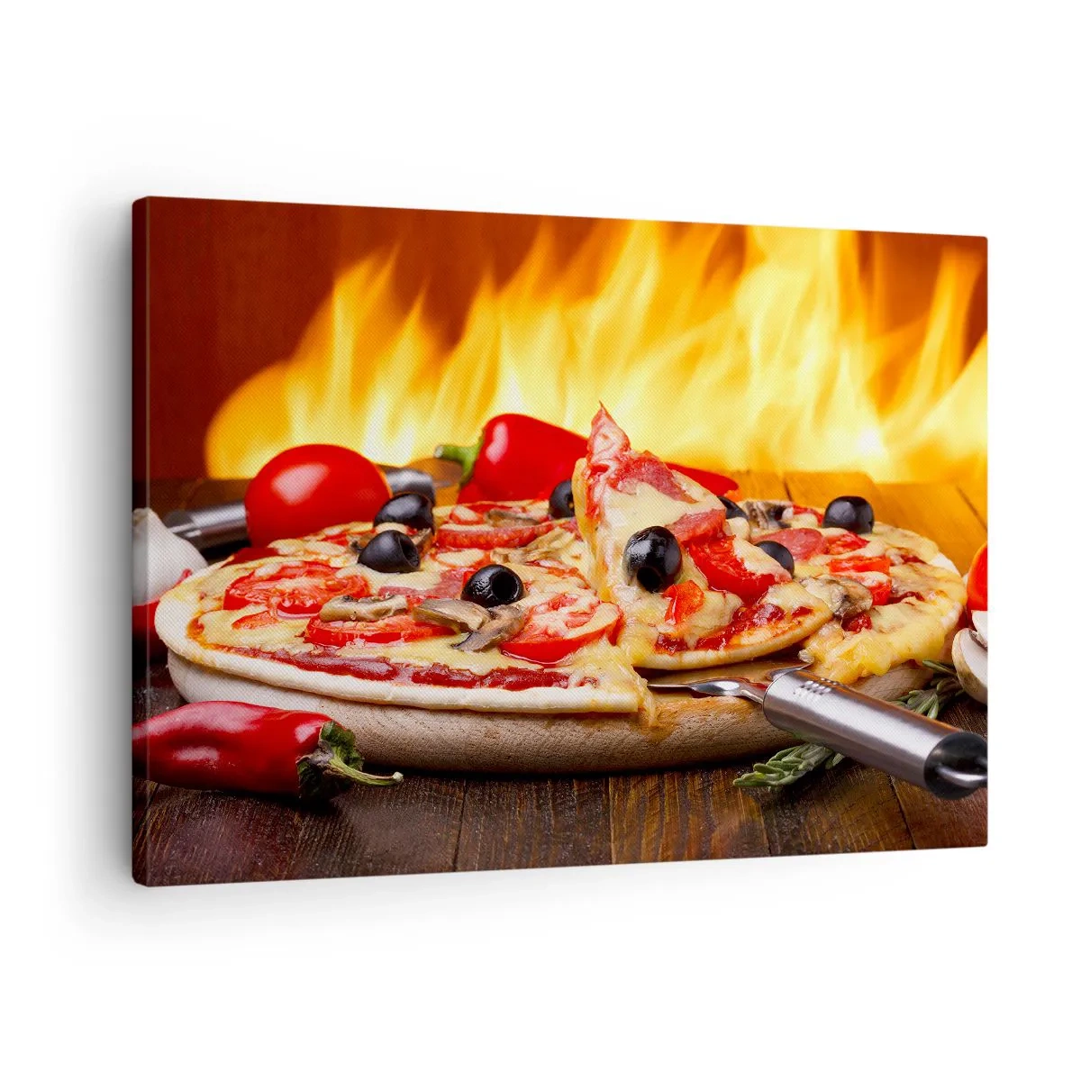 Bild auf Leinwand - Leinwandbild - Pizza mit Oliven, Tomaten und Paprika vor Flammenhintergrund - 70x50cm - Aus Italien mit Liebe - Moderne Wanddekoration für Wohnzimmer und Schlafzimmer ARTTOR