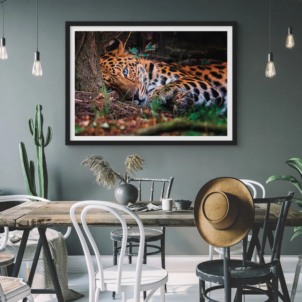 Poster in einem schwarzem Rahmen - Ein Leopard, der im Schatten der Bäume liegt - 100x70cm - Vertrau mir - Moderne Wanddekoration für Wohnzimmer und Schlafzimmer ARTTOR
