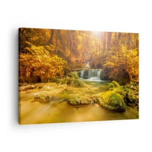 Bild auf Leinwand - Leinwandbild - Ein goldener Wasserfall in einem herbstlichen Wald, umgeben von Grün - 70x50cm - Waldkaskade in Gold - Moderne Wanddekoration für Wohnzimmer und Schlafzimmer ARTTOR