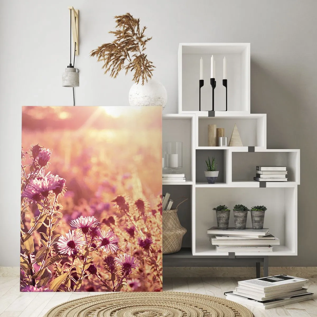 Glasbild - Bild auf glas - Lila Blumen auf der Wiese im Licht der untergehenden Sonne - 50x70cm - Bevor der Sommer vorbei ist - Moderne Wanddekoration für Wohnzimmer und Schlafzimmer ARTTOR