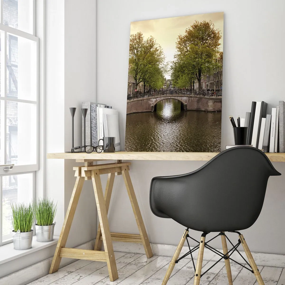 Glasbild - Bild auf glas - Ein Kanal in Amsterdam, umgeben von historischen Mietshäusern - 80x120cm - Mit dem Boot oder mit dem Fahrrad? - Moderne Wanddekoration für Wohnzimmer und Schlafzimmer ARTTOR