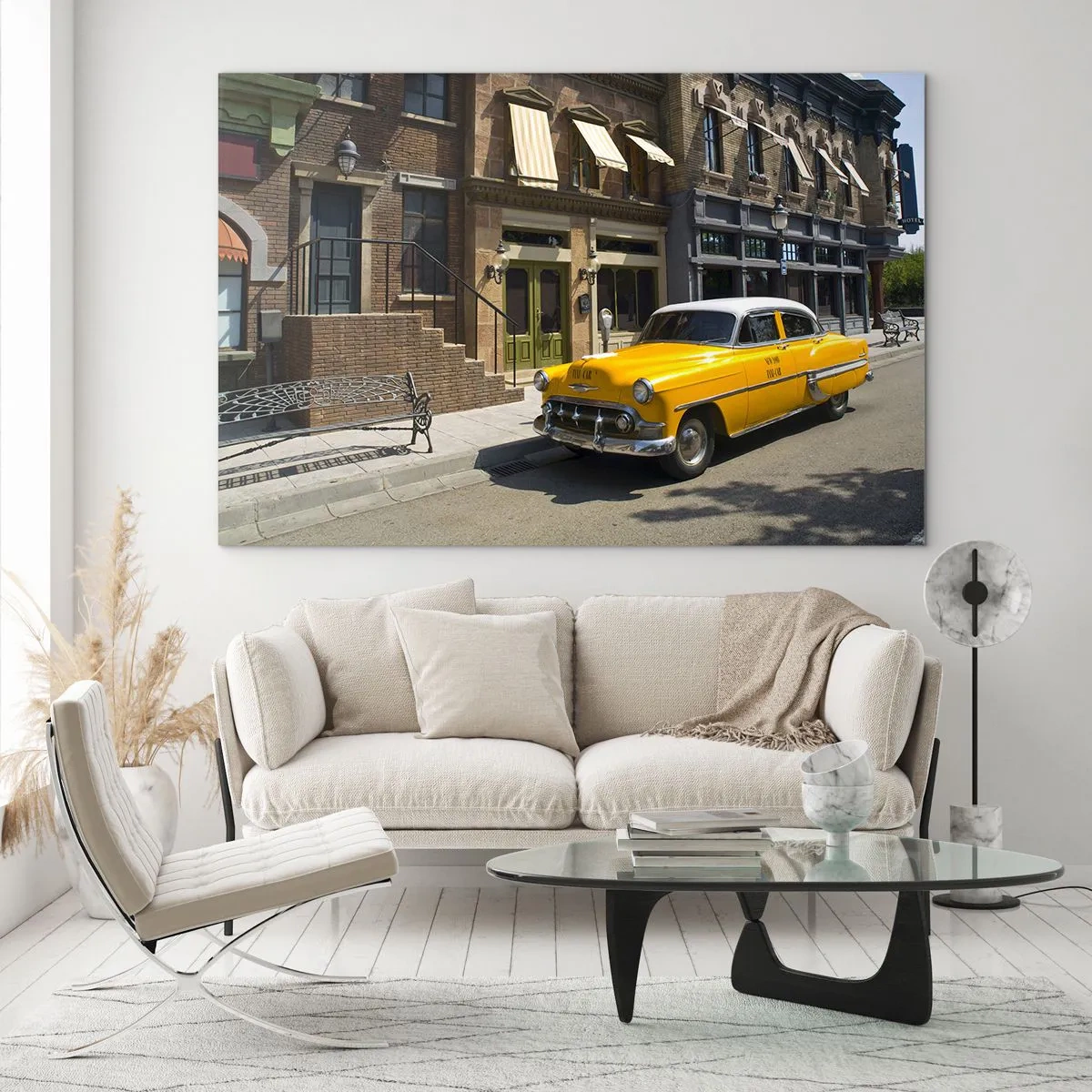 Glasbild - Bild auf glas - Ein gelbes Taxi vor der Kulisse eines klassischen Mietshauses - 100x70cm - Vor langer Zeit in Amerika - Moderne Wanddekoration für Wohnzimmer und Schlafzimmer ARTTOR