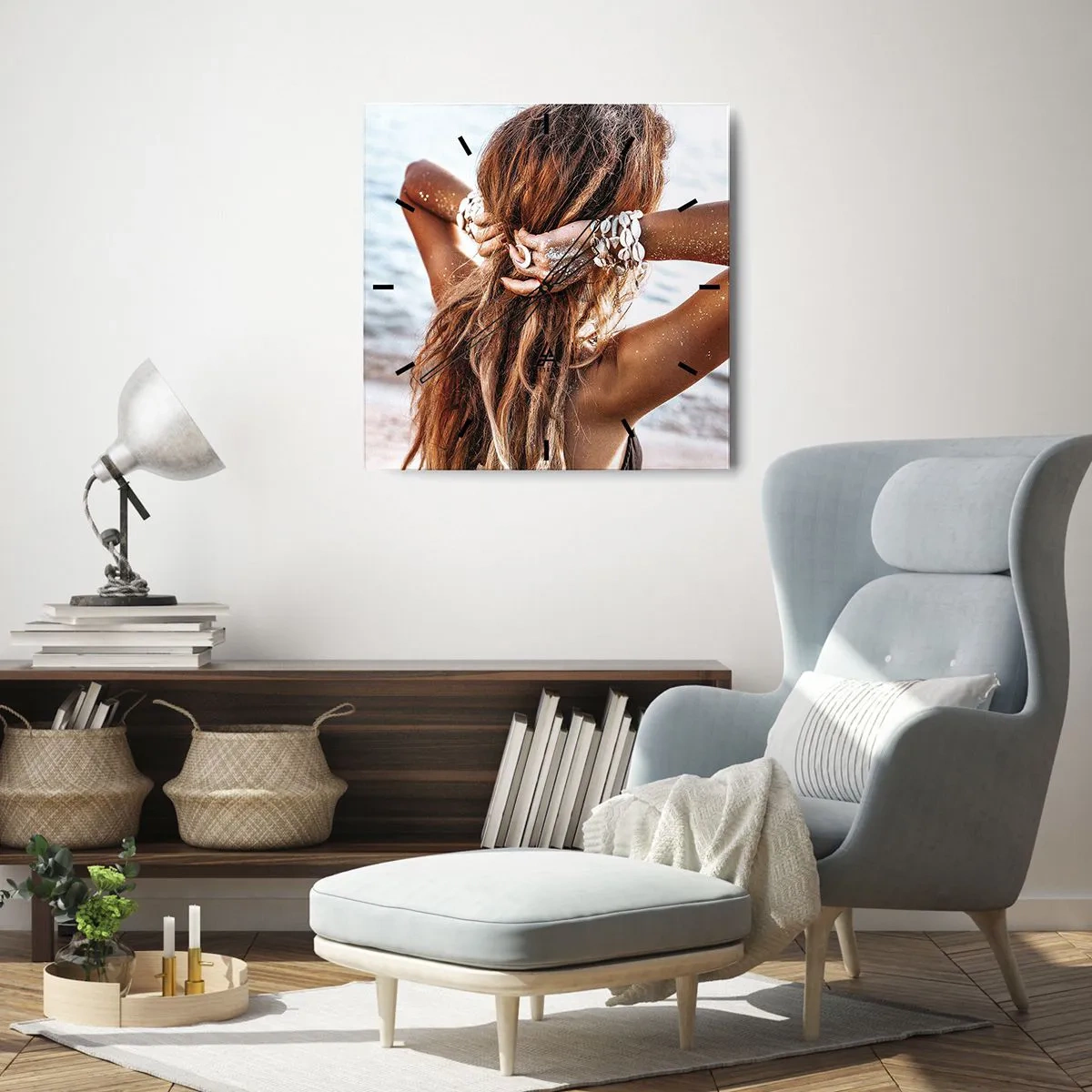 Wanduhr - Glasuhr - Eine Frau am Strand mit wehendem Haar in der Sonne - 30x30cm - Eine Schwester von Wasser und Sonne - Moderne Wanddekoration für Wohnzimmer und Schlafzimmer ARTTOR