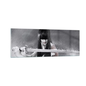 Glasbild - Bild auf glas - Eine Frau mit einem Schwert im Regen mit einem dynamischen und geheimnisvollen Aussehen - 140x50cm - Schön und gefährlich - Moderne Wanddekoration für Wohnzimmer und Schlafzimmer ARTTOR