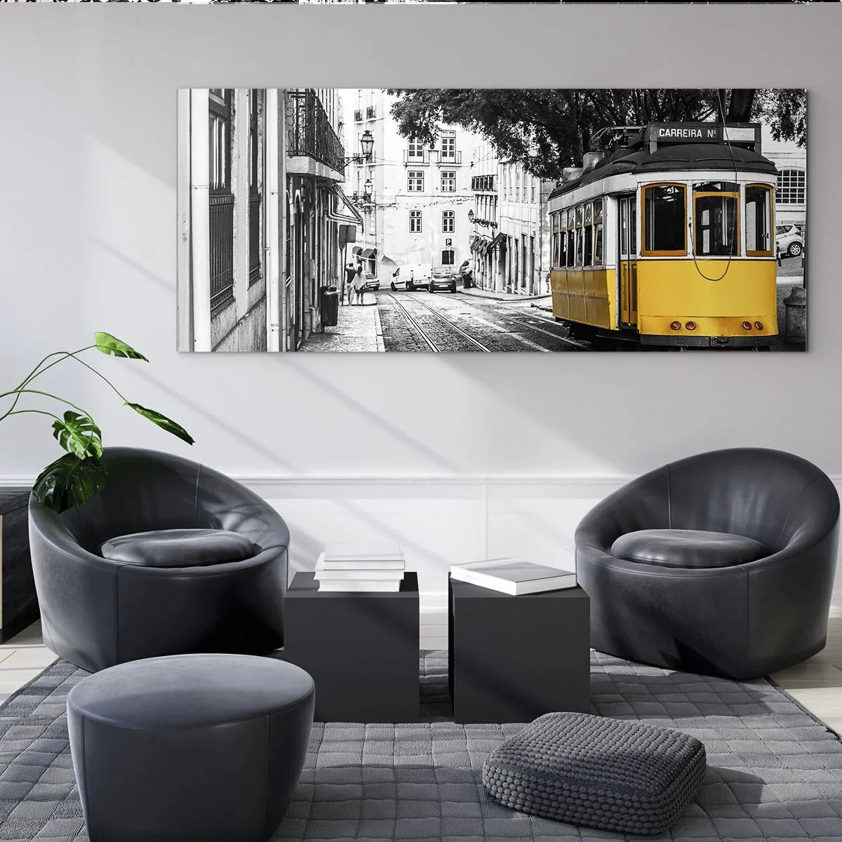 Glasbild - Bild auf glas - Eine gelbe Straßenbahn vor dem Hintergrund einer schwarz-weißen Straße - 120x50cm - Und Fado im Hintergrund - Moderne Wanddekoration für Wohnzimmer und Schlafzimmer ARTTOR